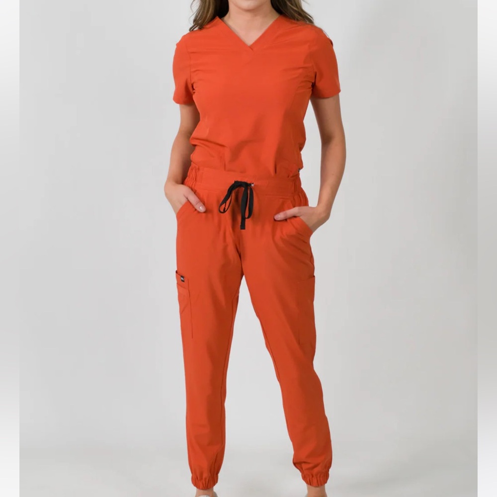 Med gear scrubs in color pumpkin